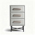 grijs nachtkastje met 3 lades en metalen handvatten 45 x 30 x 70cm